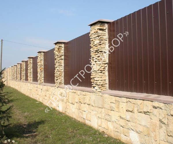 Комбинированный забор: камень и профнастил