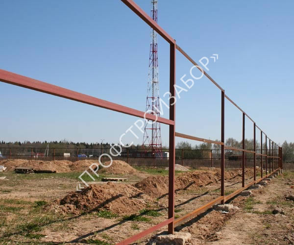 Комбинированный секционный забор с кирпичными столбами